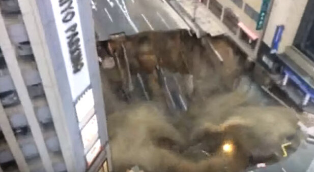 福岡駅前の道路崩落の瞬間の動画で ”人の顔” を発見してしまった 実話、怖い出来事 